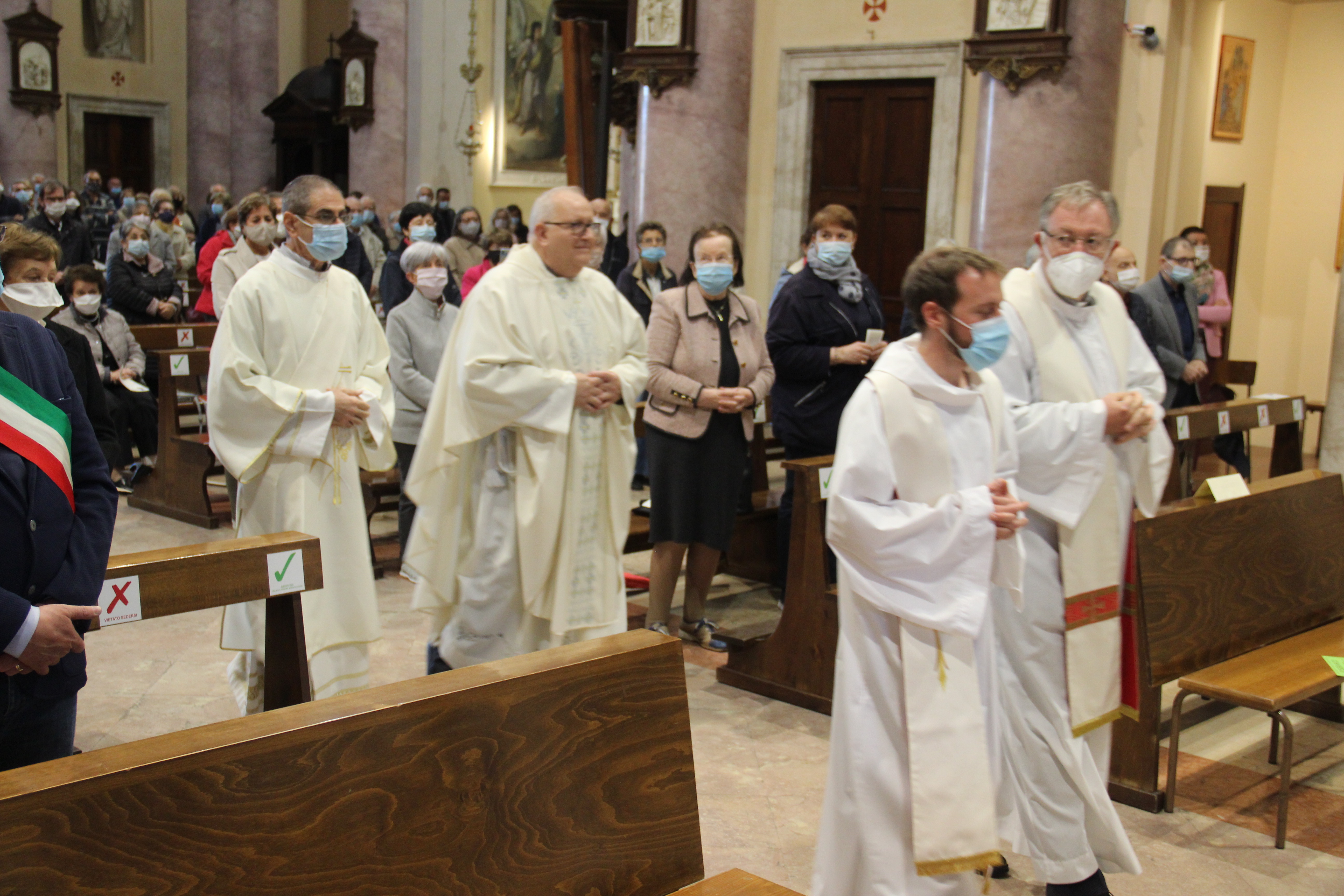 L’arrivo della Fiaccolata per il 50esimo di don Ambrogio